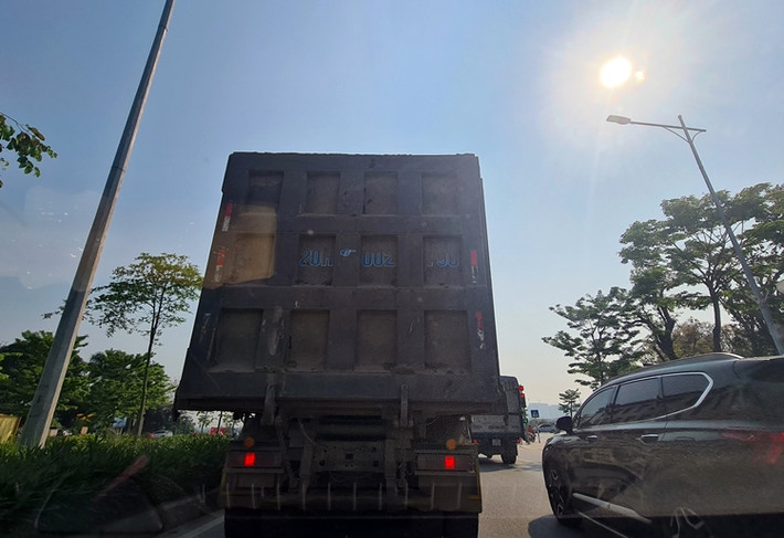 “Binh đoàn” xe chở cát gắn logo “Hưng Phát” không chỉ có dấu hiệu cơi nới thành thùng, mà còn phóng nhanh, vượt ẩu tiềm ẩn nguy cơ mất an toàn giao thông. Chiếc xe tải lô gô Hưng Phát này chở cát bám bẩn xung quanh, che mất biển số, còn gây ô nhiễm mất vệ sinh môi trường.