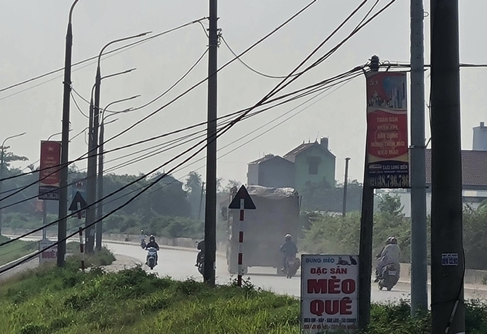 Phản ánh đến đường dây nóng của Báo Tri thức và Cuộc sống, người dân cho biết, gần đây, tại khu vực tuyến đê sông Hồng (thuộc địa bàn xã Đông Dư, huyện Gia Lâm, TP Hà Nội) xuất hiện tình trạng xe tải chở cát có dấu hiệu quá khổ, quá tải chạy rầm rộ cả ngày lẫn đêm, nhưng không thấy lực lượng chức năng xử lý. Điều này khiến người và các phương tiện tham gia giao thông qua đây nơm nớp lo sợ.