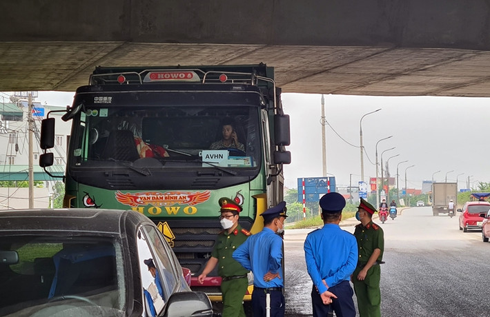 Điển hình là tài xế điều khiển chiếc xe tải cơi nới thành thùng, mang biển kiểm soát 29H-564.18, phía trước kính xe gắn lô gô “AVHN”, cố thủ nhiều giờ trên xe, để gọi điện “cầu cứu”.