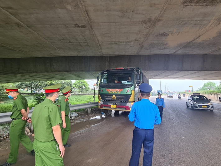 Sáng 24/4, lực lượng Thanh tra Giao thông (TTGT) TP.Hà Nội do ông Lê Thành Điểm - Đội trưởng đội TTGT cầu, đường bộ phối hợp cùng Phòng Cảnh sát môi trường, Công an Hà Nội đã mời phóng viên Báo Tri thức và Cuộc sống đến khu vực tả đê sông Hồng (xã Đông Dư, huyện Gia Lâm) để tuyên truyền về hoạt động xử lý tình trạng xe tải cơi nới thành thùng, quá khổ, quá tải, chở vật liệu xây dựng gây ô nhiễm môi trường.