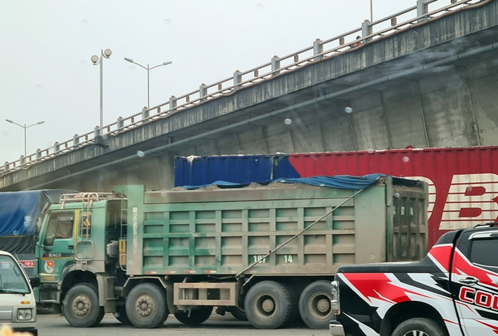 Cát từ bãi tập kết nhanh chóng được những chiếc xe tải trọng lớn có biểu hiện cơi nới thành thùng, chở phóng lên phía đường đê Nguyễn Khoái (Hoàng Mai, Hà Nội).