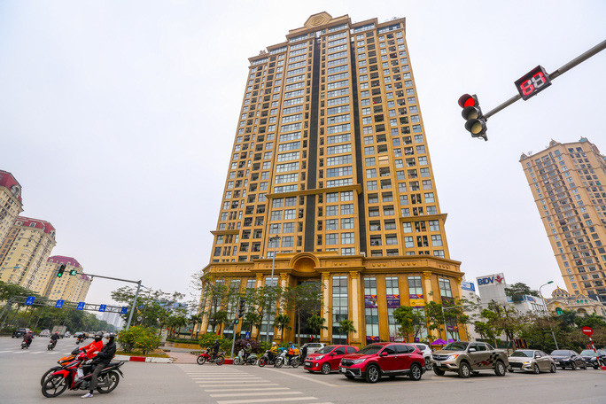 Từ năm 2006 đến nay, Tập đoàn Tân Hoàng Minh đầu tư vào các dự án căn hộ siêu sang tại những khu "đất vàng" đắc địa của Hà Nội, TP.HCM và Đà Nẵng. Tại Hà Nội, loạt dự án nghìn tỷ của Tập đoàn Tân Hoàng Minh có thể kể đến như: D’. Palais Louis - Nguyễn Văn Huyên, D’. Le Roi Soleil - Quảng An, D’. Le Pont D’or - Hoàng Cầu, D’. El Dorado - Phú Thanh, Phú Thượng, D’. Capitale - Trần Duy Hưng… (Ảnh: Người lao động).
