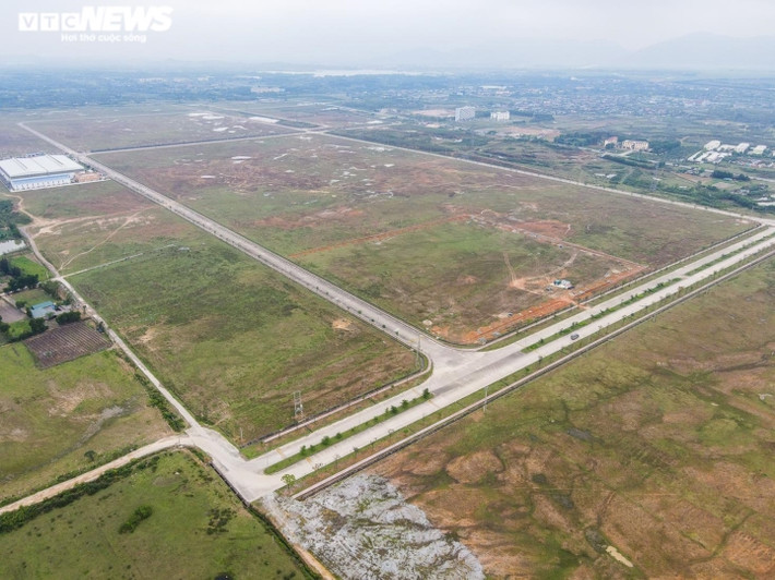 Còn 9 hạng mục tại khu đô thị chưa được đầu tư xây dựng như: Tổ hợp văn phòng thương mại; siêu thị thương mại; khu chung cư gồm 6 block; biệt thự vườn; khu dịch vụ, nhà hàng; khu thể dục thể thao; khu trồng cây xanh... (Ảnh: VTC News).