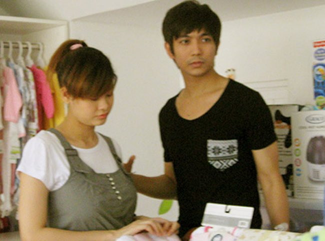 Tháng 3/2012, cộng đồng mạng xôn xao vì bức ảnh Tim và Trương Quỳnh Anh đưa nhau đi mua đồ cho trẻ sơ sinh khiến cả hai bị lộ chuyện "ăn cơm trước kẻng". Sau đó, hai ngôi sao mới công khai việc mình có em bé.