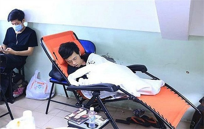 Nam diễn viên hài Hoài Linh bị chụp hình khi nằm co quắp tại hậu trường Bí mật đêm chủ nhật.