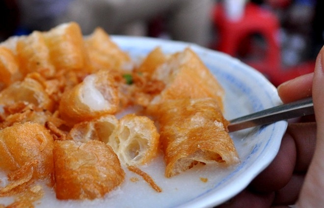 Cháo sườn, cháo trai – Các món cháo có giá phải chăng mà vẫn đủ sưởi ấm cơ thể, lại chắc dạ là món ăn vặt không thể bỏ qua trong những ngày mưa. Cháo trai, cháo sườn có thể ăn kèm quẩy hoặc ruốc thịt; các quán bán từ chiều tới tối rất đông khách tập trung ở các khu vực Bách Khoa, Lý Quốc Sư, Đồng Xuân,…