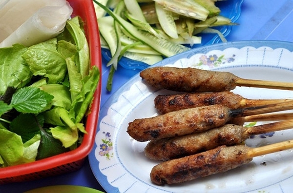 Nem lụi – Thêm một món ăn vặt miền Trung hớp hồn bạn trẻ Hà Nội chính là nem lụi. Nem lụi được nướng hoặc chiên nóng, ăn kèm rau sống, bánh tráng, chấm mắm chua ngọt hoặc mắm nêm đều thơm ngon khó cưỡng.