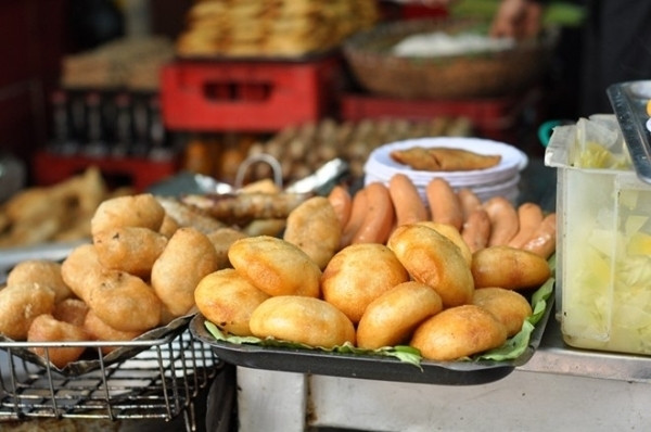 Bánh rán, bánh khoai, bánh ngô… – Bánh rán, bánh khoai, bánh ngô… là món “nhà quê” đã có từ rất lâu, nhưng chưa bao giờ mất đi chỗ đứng trong thực đơn ăn vặt của giới trẻ. Các hàng bánh rán, bánh khoai thường không bán trong cửa hàng, cửa hiệu dù giản tiện nhất mà thường chỉ thấy bên lề đường, nơi vương chút bụi bặm dân dã.