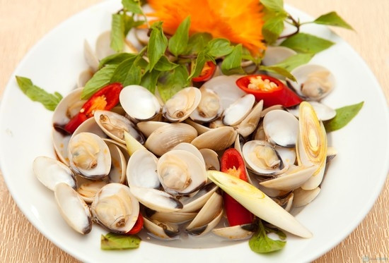 Ngao hấp sả - Ngao được xếp vào nhóm hải sản giá rẻ, rất thích hợp để ăn vặt. Ngap hấp sả giữ được hơi nóng lâu, lại đậm đà, thơm nức hấp dẫn vô cùng. Ngao hấp sả luôn có trong thực đơn của tất cả các quán ốc.
