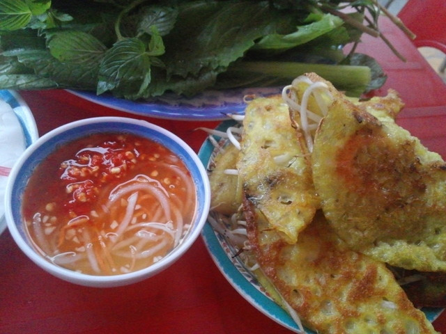Bánh xèo – Bánh xèo là món ăn miền Trung nhưng chiếc bánh chín theo phương pháp chiên “xèo xèo” này ăn trong ngày mưa lạnh lại hợp lý hơn cả. Bánh xèo được bán trong các quán ăn miền Trung, hoặc bán cùng nem lụi, ngày nay đã rất phổ biến ở khắp Hà Nội.