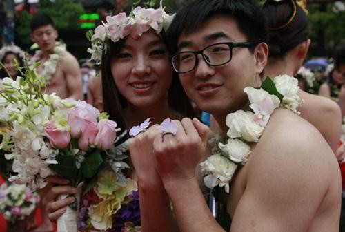 Họ tỏ ra rất hứng khởi và vui mừng trong ngày trọng đại. Đám cưới độc đáo thu hút được sự quan tâm đông đảo của những người dân địa phương và báo chí Trung Quốc.