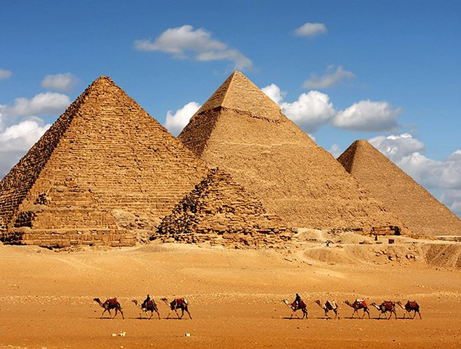 Kim tự tháp Giza (Ai Cập): Công trình hoàn thành năm 2504 trước công nguyên này là cấu trúc nhân tạo cao nhất thế giới trong hơn 3.800 năm.
