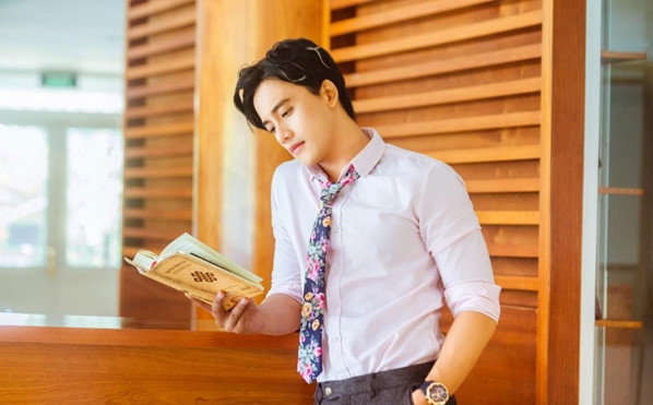 Mai Tài Phến chắc hẳn là nhân vật hot nhất hiện nay sau khi góp mặt trong 2 MV Em gái mưa (Hương Tràm) và Đừng hỏi em (Mỹ Tâm). Sở hữu vẻ ngoài điển trai, nam tính pha chút cổ điển, 9X được xem như sự lựa chọn sáng giá cho các video xây dựng theo bối cảnh xưa. Cả hai MV đều có phản hồi tích cực, Em gái mưa đạt hơn 61 triệu lượt xem sau một tháng, còn Đừng hỏi em đang dẫn đầu trending YouTube Việt khi mới ra mắt 3 ngày. Nhờ đó, Mai Tài Phến được dân mạng mệnh danh là "thầy giáo mưa", thu hút hơn 100.000 lượt theo dõi.