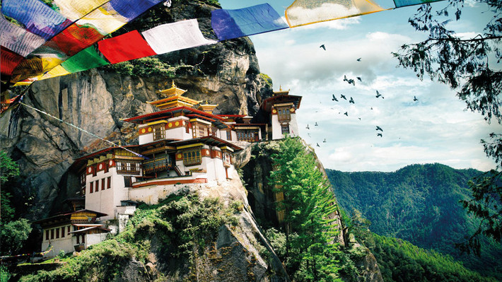 Bhutan đánh giá sự thịnh vượng dựa trên tổng hạnh phúc quốc dân. Vào mùa thu, Bhutan có 2 lễ hội thường niên, lớn nhất là Thimphu Tshechu, diễn ra trong 3 ngày nhằm tôn vinh Đức Liên Hoa Sinh. Còn Black-necked Crane diễn ra vào ngày 11/11 là để chào mừng đàn sếu cổ đen quay lại thung lũng Phobjikha. Ảnh: andBeyond.