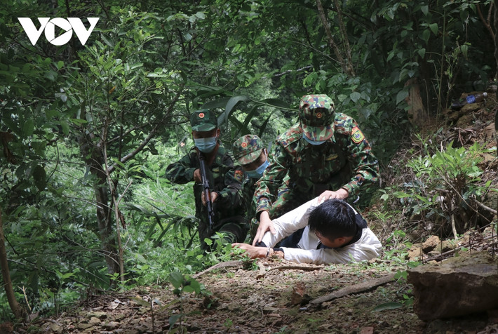 Lực lượng đánh chặn trong chuyên án đang trấn áp, khống chế đối tượng trên đường đối tượng tháo chạy hòng thoát thân.