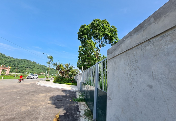 Dự án nằm ngay sát mặt đường QL12B, đoạn qua thôn Mớ Đá, thị trấn Bo, huyện Kim Bôi, tỉnh Hòa Bình.