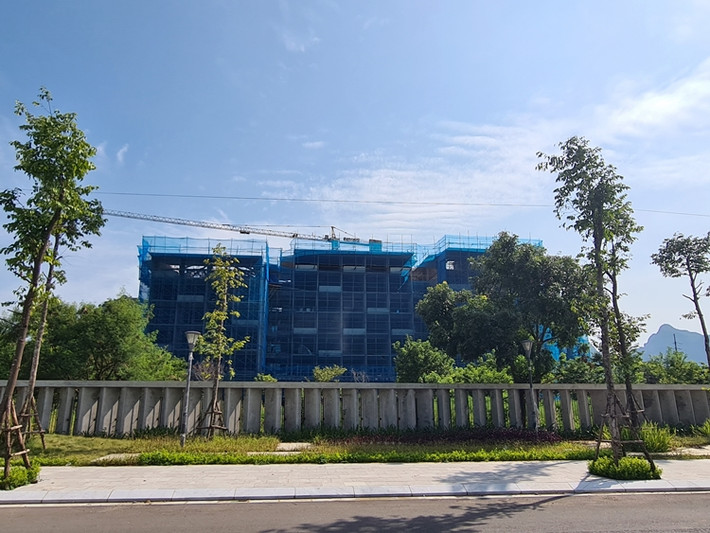 Ghi nhận của PV Báo Tri thức và Cuộc sống ngày 3/8/2021 cho thấy, dự án Apec Mandala Kim Bôi vẫn đang triển khai thi công cải tạo công trình khách sạn 7 tầng.