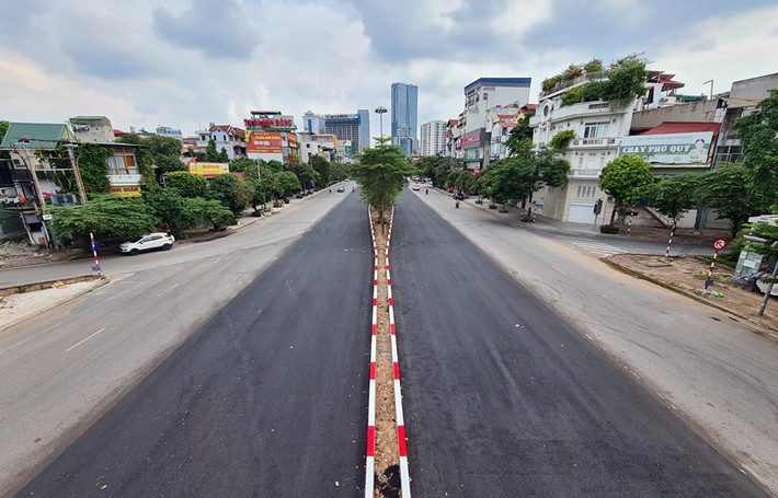 Dự án mở rộng tuyến đường Liễu Giai - Văn Cao (Hà Nội) bắt đầu triển khai thi công vào đầu tháng 7/2021. Đến nay, phần mặt đường mở rộng cơ bản đã hoàn thành.