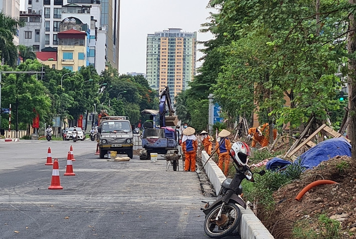 Các công nhân đang gấp rút làm việc cả ngày lẫn đêm để hoàn thành dự án.