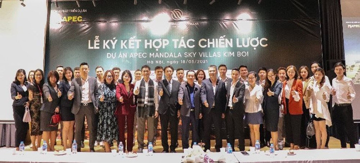 Trước đó trên các phương tiện thông tin đại chúng cũng quảng bá hình ảnh Tập đoàn Apec Group là chủ đầu tư của dự án, cùng với đó là sự kiện diễn ra ngày 18/3/2021, tại hội trường của trụ sở chính Apec Group, đơn vị này đã tổ chức sự kiện ký kết hợp tác giữa Apec Group với các Công ty đối tác để triển khai dự án Apec Mandala Sky Villas Kim Bôi.