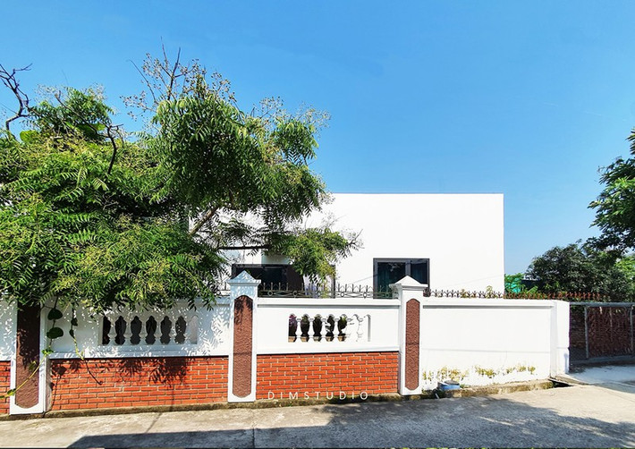 Bên ngoài công trình được bao bọc cái bức tường rào bằng bê tông và gạch đỏ.