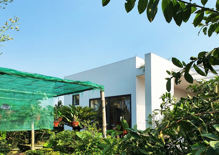 KTS Hoàng Công Long chia sẻ với PV: "Ngôi nhà là tâm huyết của mình xây dựng dành tặng bố mẹ, vì cả tuổi trẻ bố mẹ hi sinh nuôi anh, chị em mình. Bản thân làm nghề thiết kế không gian sống, mình muốn bố mẹ có cuộc sống tốt và thoải mái nhất trong những năm tháng về già. Mình thiết kế không gian của ngôi nhà nhìn ra cái ao nhỏ, bởi mình thích cái ao và đàn cá”.