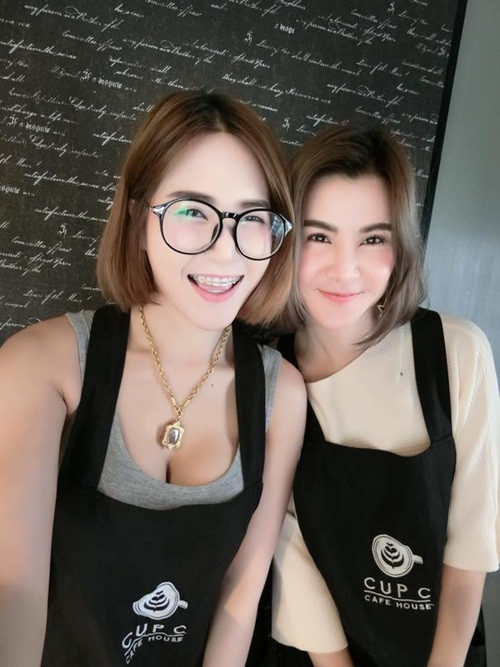 Bên cạnh đó, Suthisa cũng không quên cốt lõi của việc kinh doanh. Ngoài việc chăm chút cho vẻ bề ngoài "màu mè", chất lượng đồ uống, đồ ăn tại CUP C Cafe House Ratchaburi luôn được đặt lên hàng đầu. Chính vì thế, rất nhiều khách hàng vì tò mò với quán cà phê độc lạ này đã tìm đến và bị chinh phục bởi đồ ăn ngon, dịch vụ tốt và tất nhiên là cả nhan sắc của dàn phục vụ gợi cảm luôn ăn mặc bắt mắt. Dần dần, danh tiếng của quán cà phê này được nhiều người biết đến hơn, họ gọi đây là "quán cà phê ngực khủng".