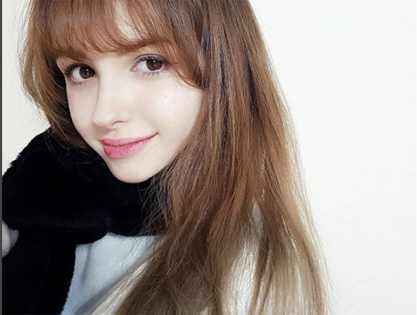 Elina sở hữu gương mặt xinh đẹp với sống mũi cao, nước da trắng và đôi mắt to. Tuy nhiên, dù mang nhiều đặc điểm của con gái phương Tây nhưng ở Elina vẫn toát lên vẻ dịu dàng, tha thướt của thiếu nữ châu Á.