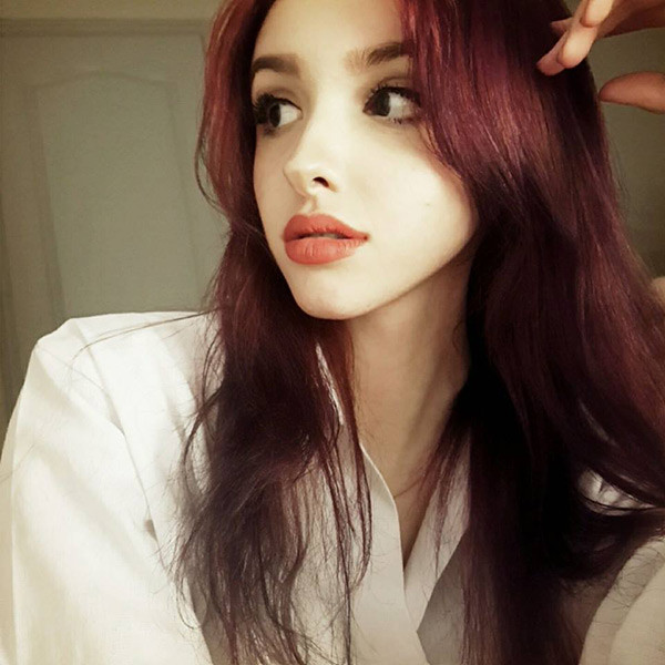 Cô gái đang được nhắc đến có tài khoản Instagram tên Elina Karimova, hiện đang sống tại Hàn Quốc. Theo chia sẻ trên trang cá nhân, Elina hiện đang là người mẫu tại xứ sở Kim chi. Không quá bất ngờ khi cô gái này sở hữu lượng theo dõi lên đến 300 ngàn người trên instagram và hơn 200 ngàn người trên Facebook.