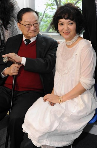 Nhà văn Kim Dung tham dự một triển lãm nghệ thuật của con gái mình ở Hồng Kông vào ngày 15/5/2011.