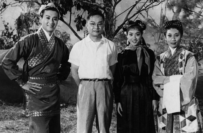 Bày tỏ sự đau buồn trước tin nhà văn Kim Dung qua đời, nhà văn, nhà phê bình văn hóa Oliver Chou nói: "Kim Dung sẽ mãi được nhớ tới như một bậc thầy của tiểu thuyết võ hiệp, một cây đại thụ giống như đại văn hào William Shakespeare".