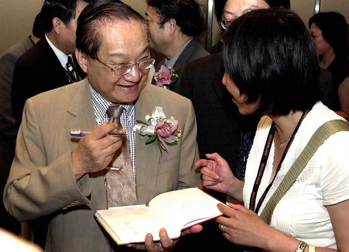 Kim Dung ký tặng sách cho độ giả tại Hội chợ sách Hồng Kông ngày 22/7/2001.