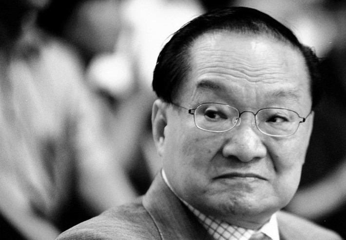 Nhà văn Kim Dung, tên thật là Tra Lương Dung vừa qua đời tại bệnh viện Hong Kong vào chiều qua (30/10), sau thời gian dài chiến đấu với bệnh tật. Ông hưởng thọ 94 tuổi.