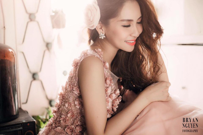 Không chỉ xinh đẹp, nữ sinh Bình Dương còn có thành tích học tập rất khá. Cô từng nhận học bổng dành cho tốp 3 sinh viên có học lực cao nhất khoa và rất tích cực tham gia công tác xã hội do các tổ chức trong và ngoài trường Cao đẳng Công thương TP.HCM. Ảnh: Bryan Nguyễn.
