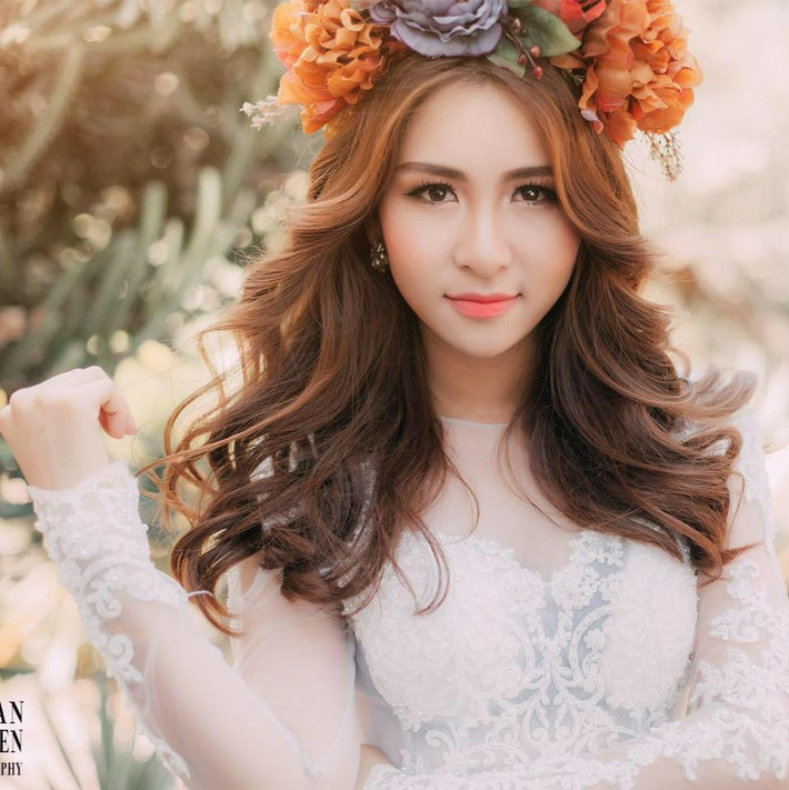 Gương mặt V- line và nước da trắng ngần. Thoa Trần đã hóa thân rất thành công thành cô dâu yêu kiều, lộng lẫy. Bộ ảnh nhận được hàng ngàn lượt like và comment tích cực của các fan thầm thương trộm Thoa Trần bấy lâu. Ảnh: Bryan Nguyễn.