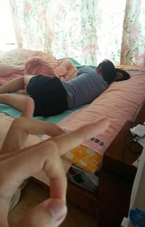 Cụ thể, khi gạ gẫm thành công một cô gái nào đó để được ở gần thành công, các chàng trai sẽ dùng điện thoại chụp lén bạn gái, người yêu của mình đang nằm hoặc ở trong tư thế hớ hênh… sau đó đăng lên mạng kèm theo một biểu tượng K.O (knock out).