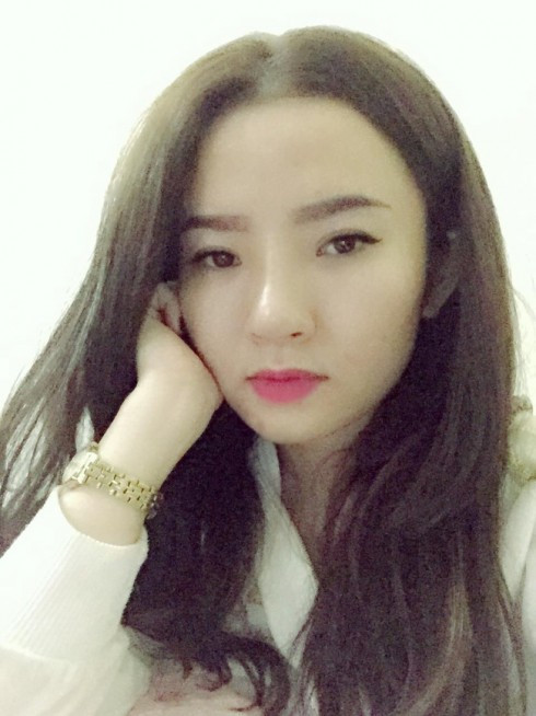 Trường hợp của chị Nguyễn Huyền Tr., đang sinh sống ở TP Vinh, Nghệ An không hiểu vì sao mình lại bị kéo vào vụ lùm xùm đánh ghen vừa qua là ví dụ điển hình nói lên sự mù quáng của một bộ phận cư dân mạng. Chị Nguyễn Huyền Tr. cũng có nickname là Tr. Bống, cũng quê Nghệ An - trùng khớp thông tin với cô gái có nickname Tr. Bống bị đánh ghen vừa qua nên đã vô tình bị rất nhiều người nhận nhầm. Chị Nguyễn Huyền Tr. (ảnh) cho biết đã không hiểu chuyện gì xảy ra khi một buổi sáng thức dậy thấy Facebook, mục tin nhắn của mình xuất hiện đầy những lời chửi bới, chỉ trích.