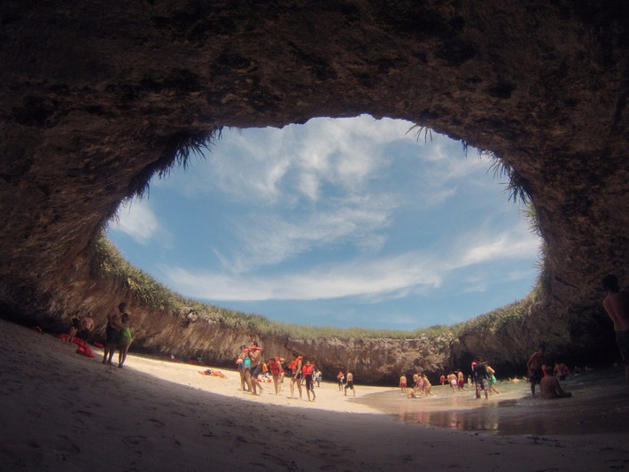1. Bờ biển ẩn, Quần đảo Marieta (Mexico): Cách khoảng 300 dặm về phía nam của Cabo San Lucas, quần đảo Marieta, có một nhóm các đảo không người với bãi biển hoang sơ và sự phong phú về hệ động thực vật hoang dã. Nằm trong khu bảo tồn thiên nhiên tươi tốt này là Bãi biển Ẩn, hay còn được gọi là bãi biển Người Yêu. Nó là một miệng núi lửa hẹp đã từng được hình thành từ những năm 1900. Tại đây, các khách sạn có giá trung bình khoảng 149 USD/đêm. Ngoài ra, còn có các tour du lịch trong 3 giờ (khoảng 149 USD/người lớn) sẽ dừng lại ở các bãi biển đẹp và cho bạn cơ hội được lặn trong các hang động độc đáo ở hòn đảo này.