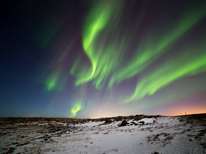 9. Aurora Borealis (Iceland): Một trong những nơi tốt nhất để đi ở Iceland là Aurora Borealis, nơi có khung cảnh thiên nhiên kì vĩ. Đây cũng là đất nước có những điểm du lịch nổi tiếng nhất thế giới. Hãy ghé thăm quốc gia đảo này từ tháng 10 đến tháng 3 để có cơ hội tốt nhất để xem hiện tượng lý thú của thiên nhiên và tận hưởng phút giây thư giãn tắm suối nước nóng nổi tiếng ở nơi đây.