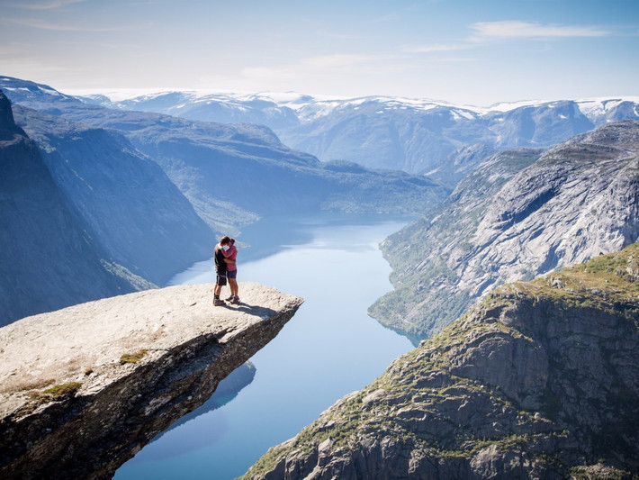 6. Trolltunga (Na Uy): Nằm trên độ cao 2.300 feet trên Hồ Lake Ringedalsvatnet nguyên sơ, vách đá ở Trolltunga trông rất giống với Ngọn Pride Rock đầy cảm hứng từ bộ phim Vua sư tử của Disney. Để ngắm được khung cảnh tuyệt vời nơi đây, du khách sẽ phải đi bộ từ 10 – 12h từ thị trấn Skjeggedal. Thời điểm đẹp nhất là giữa tháng 6 đến đầu tháng 9.