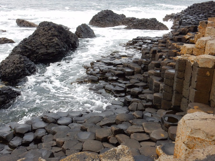 10. Giant's Causeway (Bắc Ireland): Khối đá khổng lồ này được kết từ 40.000 phiến đá bazan tạo một mũi nhô ra biển, hình nên một cảnh quan tuyệt đẹp mà bạn sẽ không bao giờ quên khi ngắm nhìn. Đây cũng là khung cảnh trong bộ phim truyền hình Trò chơi vương quyền đã được ghi hình ở đây.