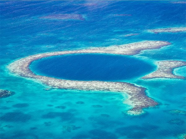 4. Great Blue Hole (Belize): Nơi đây được biết đến là một trong những địa điểm lặn hoàn hảo trên thế giới. Great Blue Hole có nước biển trong suốt, các rặng san hô tuyệt đẹp và những nham thạch khổng lồ. Để đến được nơi này bạn cần có thuyền đi về trong ngày. Tốt nhất bạn nên trở lại bờ biển, nghỉ đêm ở khu Fort George của thành phố Belize gần đó, nơi khách sạn có mức giá trung bình 183 USD/đêm.