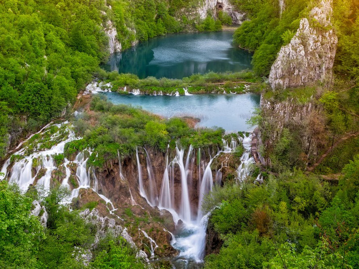 12. Vườn Quốc gia Plitvice Lakes (Croatia): Nơi đây được biết đến với các thác nước và hồ thác tầng. Vườn Quốc gia Plitvice Lakes ở trung tâm Croatia có những khung cảnh tuyệt đẹp và những hồ bơi màu ngọc lam tinh tế. Bạn nên dành 6h đi bộ để khám phá hết vẻ đẹp của nơi đây ở các mốc thời gian khác nhau. Hãy ở tại thành phố Zadar gần đó, một thị trấn có nhiều tàn tích của La Mã đến các công trình nghệ thuật hiện đại. Khách sạn du lịch ở đây chi phí khoảng 142 USD một đêm.