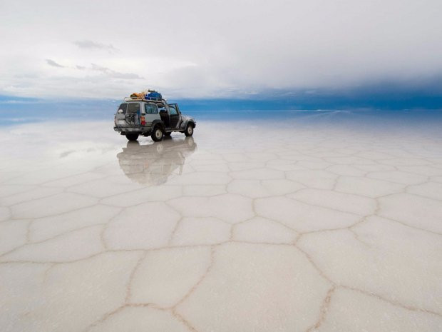 2. Salar de Uyuni (Bolivia): Đến với nơi đây, bạn có thể nhìn thấy chân trời trắng muốt kéo dài vô tận. Ở đây có những ruộng muối rộng nhất thế giới, trải dài trên 4.050 dặm. Tham quan nơi này từ tháng 12 – tháng 4, đây là mùa mưa ở vùng này, du khách sẽ được trải nghiệm hiệu ứng tuyệt vời khi bề mặt được phủ một lớp nước mỏng như gương. Tại đây, du khách cũng có thể tham quan thông qua những tour du lịch của các gia đình làm muối tại địa phương.