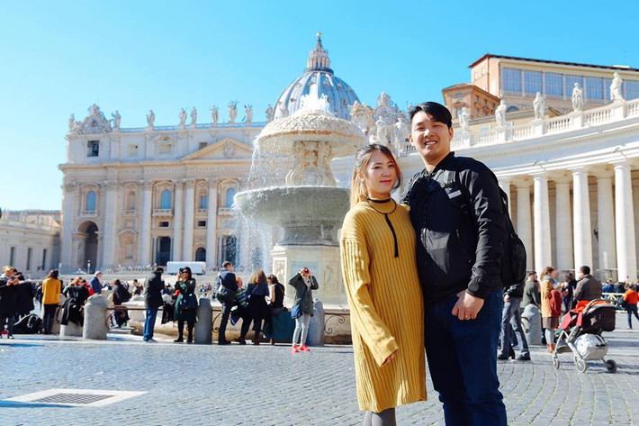 “Có một 1 nơi nhất định phải đến khi ghé qua Rome là Vatican, đất nước nhỏ nhất thế giới nằm gọn trong lòng nước Ý. Người ta thường đùa, Vatican đẹp như thiên đường của Adam va Eva. Thật không sai, điều làm nên tầm vóc của thành quốc này đó là các công trình kiến trúc tuyệt đẹp thời kì Phục hưng. Đây là nơi hội tụ các bậc thầy về hội họa kiến trúc. Những công trình kiến trúc vô giá, chạm khắc cực kì tinh xảo trên các mái vòm nhà thờ, thánh đường đưa nơi đây trở thành quốc gia của nghệ thuật vĩnh hằng. Mình đã không thể tin được vào mắt khi ngắm nhìn tuyệt tác hùng vĩ này”.