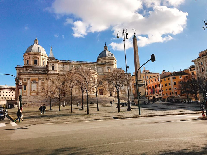 Về kinh phí, ở Rome khách sạn và ăn uống rẻ hơn nhiều so với các thành phố khác của ý như Venice. Hơn nữa, đa phần các địa điểm tham quan nổi bật đều gần nhau nên có thể đi bộ, tiết kiệm được một khoản lớn chi phí di chuyển.