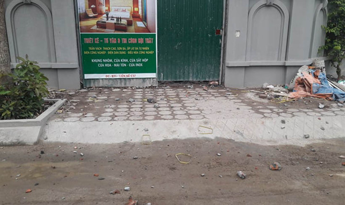 Trao đổi với báo chí, ông Phùng Mạnh Dũng - Chủ tịch UBND phường Trung Văn cho hay: Việc phá dỡ phần sai phép phía trên cũng như các phần phát sinh bên dưới nhằm đưa công trình về hiện trạng ban đầu khi các gia đình nhận được nhà bàn giao.