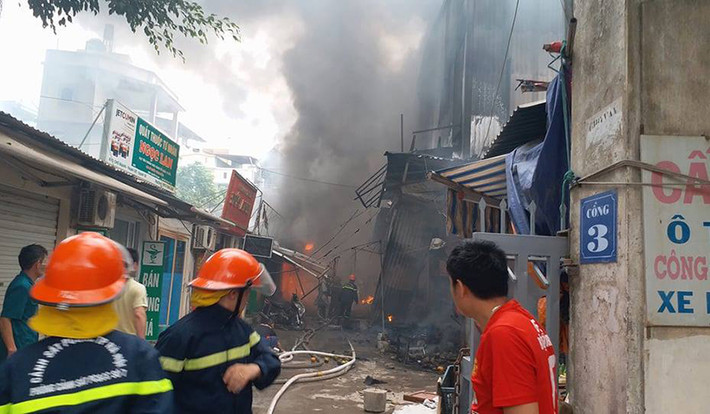 Cảnh sát phòng cháy chữa cháy dẫn vòi rồng vào bên trong hiện trường vụ cháy. Chỉ huy Phòng cảnh sát PCCC số 8 Hà Nội cho biết đơn vị đã huy động 6 xe cứu hỏa cùng hàng chục chiến sĩ đến hiện trường dập lửa. Các lực lượng chức năng chưa ghi nhận thiệt hại về người.