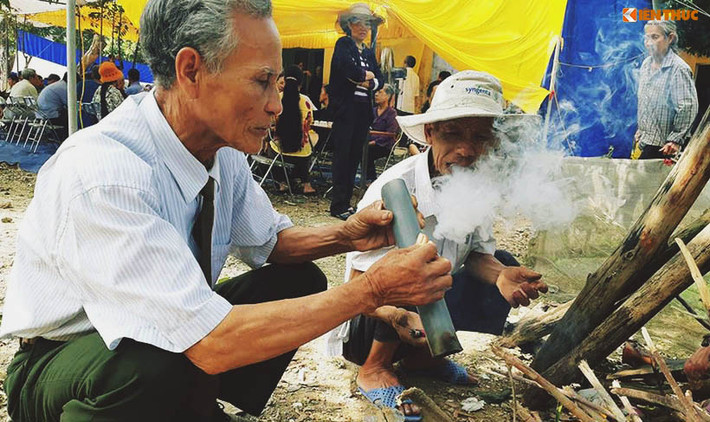 Hàng xóm, bạn bè cố gắng trò chuyện, động viên bố của Thiếu úy Quý và cùng ông làm những việc “chả đâu vào đâu”. Bố của Thiếu úy hi sinh thỉnh thoảng lại châm điếu thuốc lào đưa cho người đến viếng cùng hút, lúc thì chẻ củi nấu đồ ăn trong ánh mắt nhìn xót xa của nhiều người.