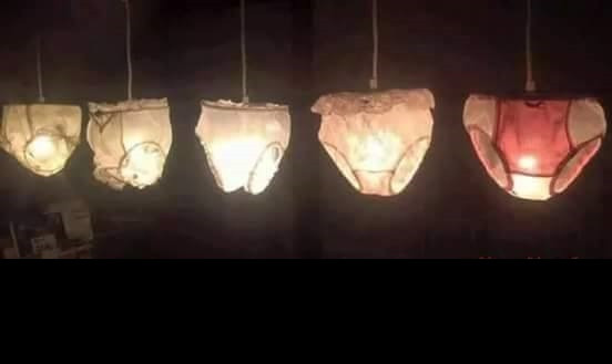 Một món đồ không thể thiếu khác trong dịp Tết Trung thu chính là chiếc lồng đèn. Từ lâu, các "nghệ nhân" đã luôn cố gắng thay đổi hình dáng, cấu tạo của chiếc đèn lồng truyền thống sao cho chúng ngày một đẹp và đa dạng hơn. Nhưng có lẽ phải ở trình độ rất cao, người ta mới có thể chế ra chiếc đèn lồng "đột phá về mặt chất liệu và kiểu dáng" như trong bức ảnh này.